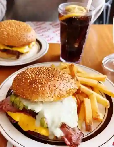 Hamburguesa Mentirosa Mixta Res y Tocino Cajún Combo