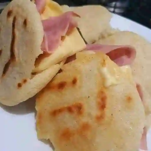 Arepa con Jamón y Queso