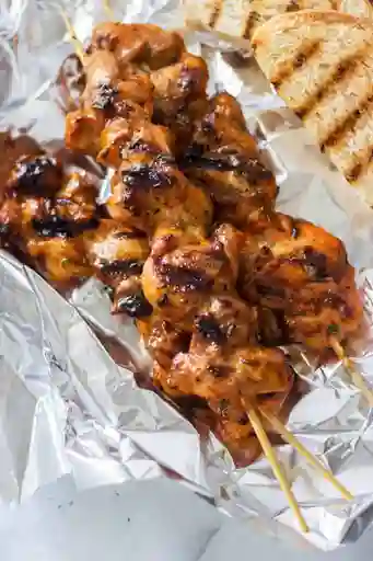 Pincho de Pollo con Arepa