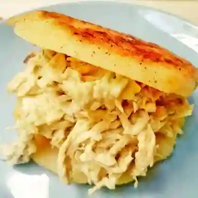 Arepa con Pollo y Queso