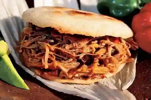 Arepa con Carne y Queso