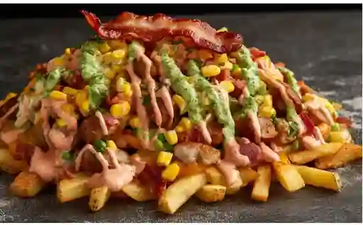 Salchipapa con Tocineta