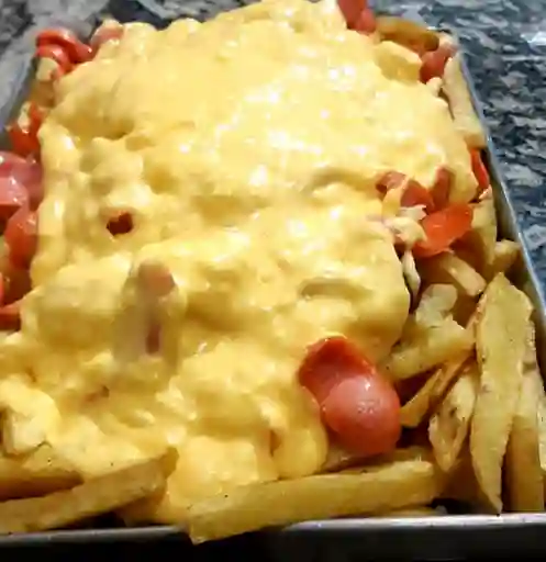 Salchipapa con Queso