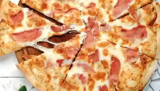 Pizza Jamón, Queso y Pollo