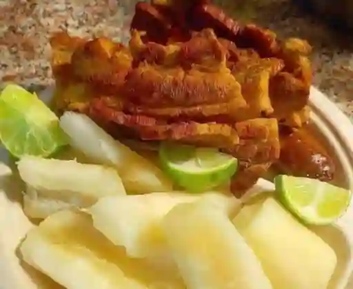 Chicharrón con Yuca Al Vapor