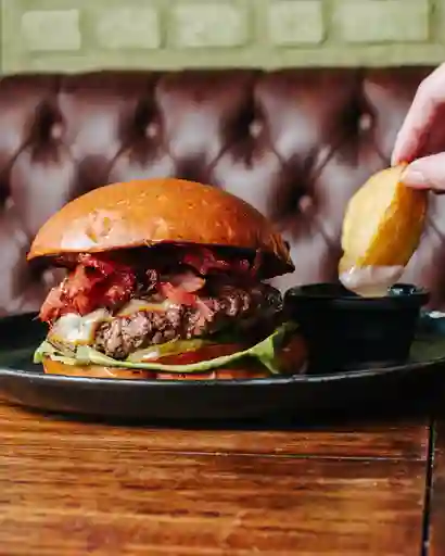 Hamburguesa Queso, Tocineta y Pepinillos