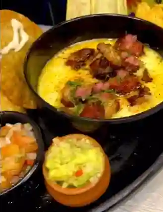 Cazuela de Queso con Chicharrón