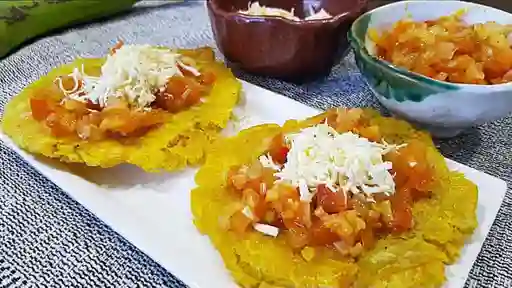 Patacones con Hogao y Suero