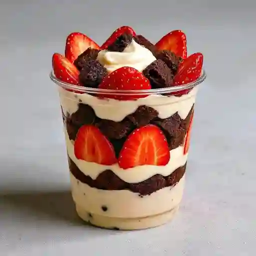 Fresas con Helado, Crema y Brownie