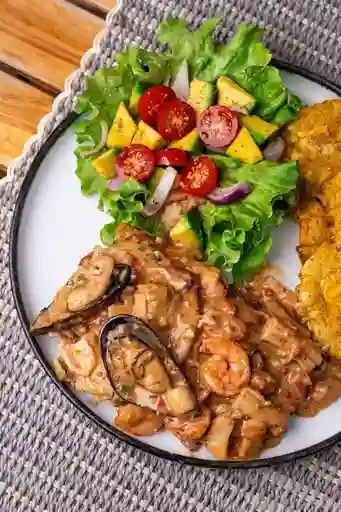 Salmón Robalo en Salsa de Camarones