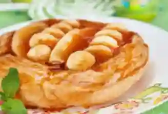 Torta de Banano con Caramelo Salado & Macadamias