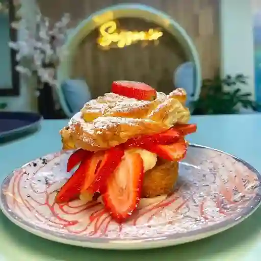 Cornetti de Crema Pastelera y Fresas