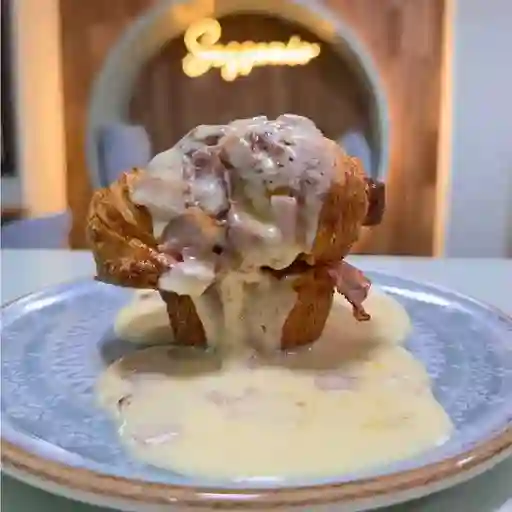 Cornetti de Tocineta y Salsa de Queso