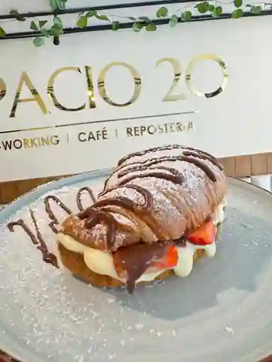 Croissant Crema y Fresa