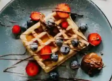 Tentación Nutella (Waffle Nutella, Fresas y Banano)