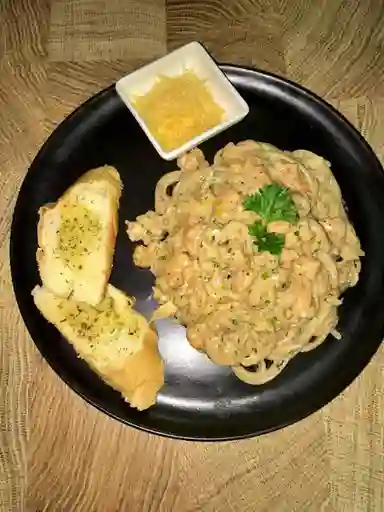 Pasta Cremosa con Pollo y Tocineta