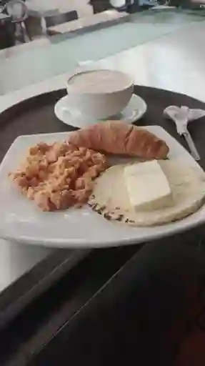 Migas de Arepa y Bebida