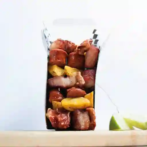 Caja Chicharrón con Chorizo y Criollas