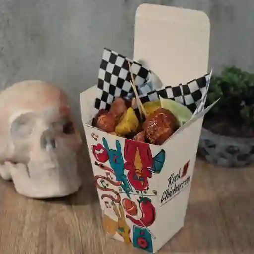 Caja de Chicharrón con Chorizo y Arepas