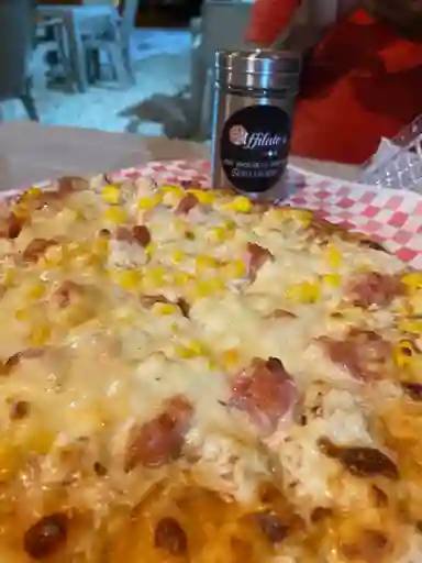 Pizza Personal Pollo, Tocineta y Maiz