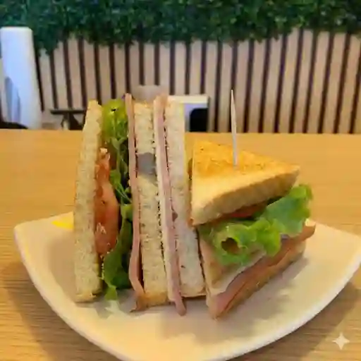 Sándwich Club Pollo Apanado