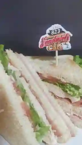 Sándwich Club Jamón y Queso