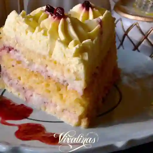 Torta de Guanabana y Frutos Rojos