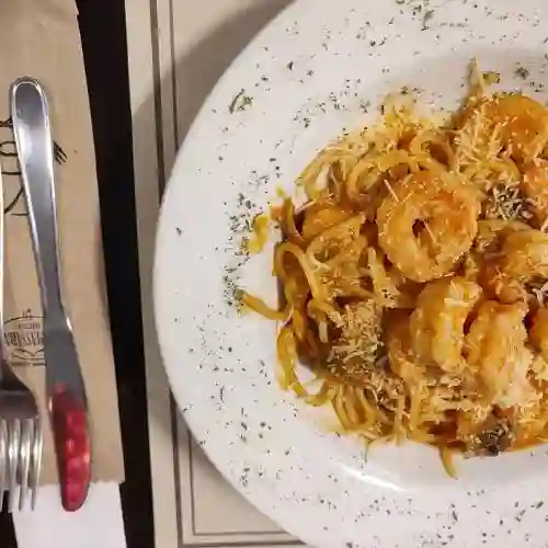 Pasta En  Salsa Aurora De Camarones Y Champiñones