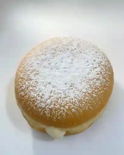 Dona rellena de chantilly