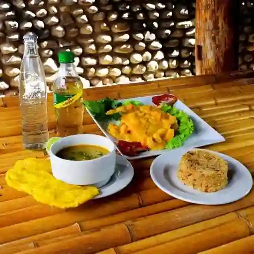 Robalo en Salsa de Camarón