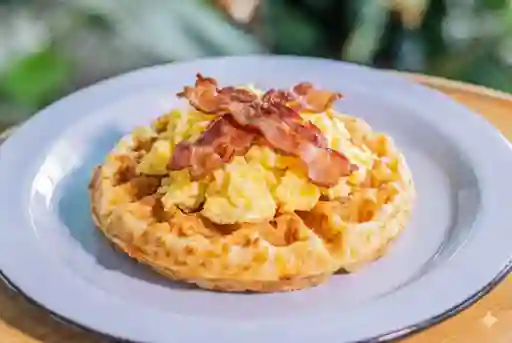 Waffle de Pandebono con Huevo Revuelto y Tocineta