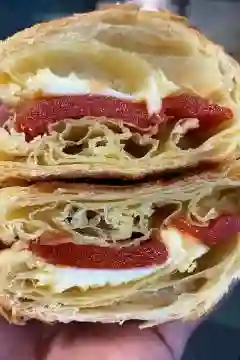 Croissant de queso mozzarella y bocadillo