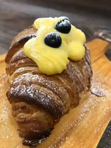 Croissant de crema pastelera y arándanos