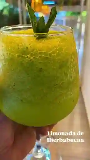 Limonada de hierbabuena