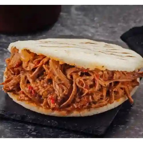 Arepa Loca con Carne Desmechada