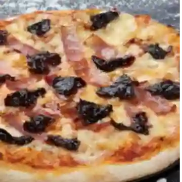 Pizza Tocineta y Ciruela