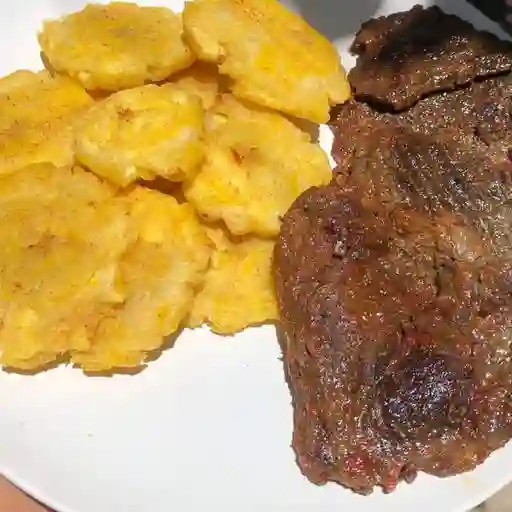 Carne asada con patacones