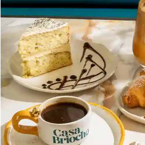 Porción de Torta de Amapola y Crema de Queso