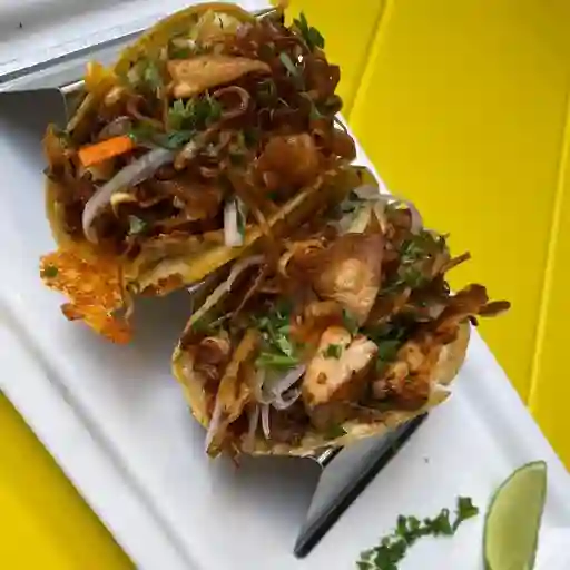 Tacos de pollo cítrico y guajillo