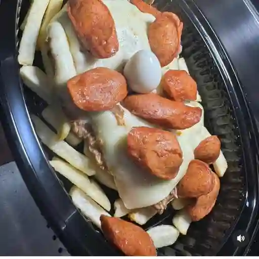 Salchipapa gratinado