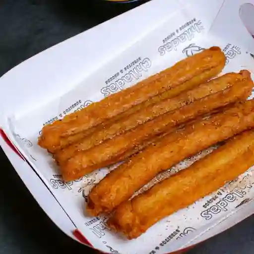 Churros con salsa de frutos rojos