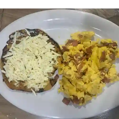 Huevos con Jamón con Arepa de Chocolo