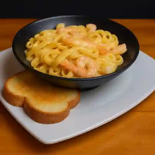 Fetuccine Alfredo con Camarones