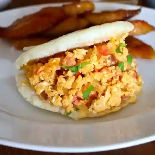 Arepa Rellena de Huevo Revuelto
