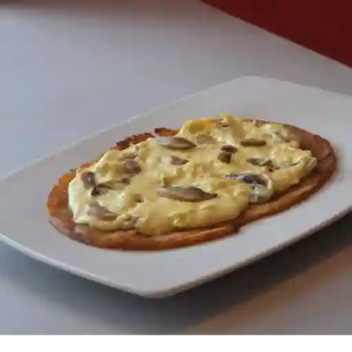 Patacon con pollo y champiñones