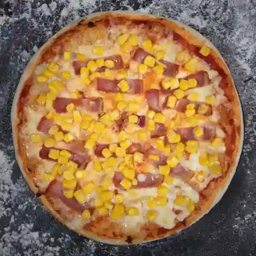 Pizza Tocineta y Maiz + Gaseosa