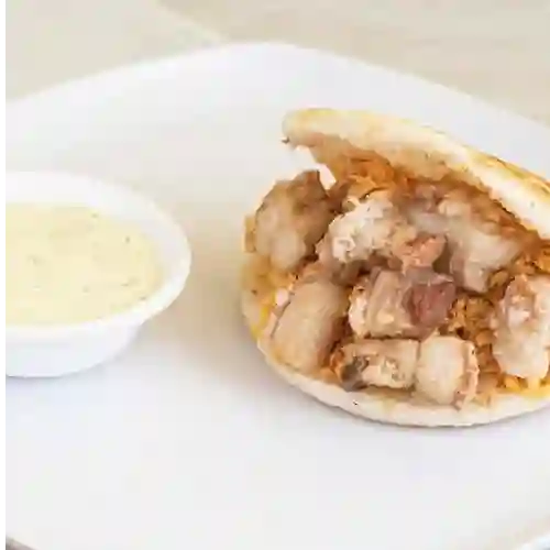 Arepa de Pollo y Chicharrón