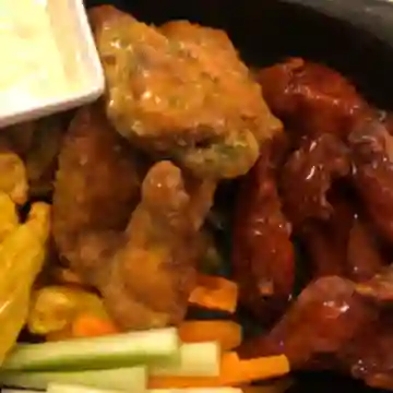 6 Alitas con Papas y Vegetales