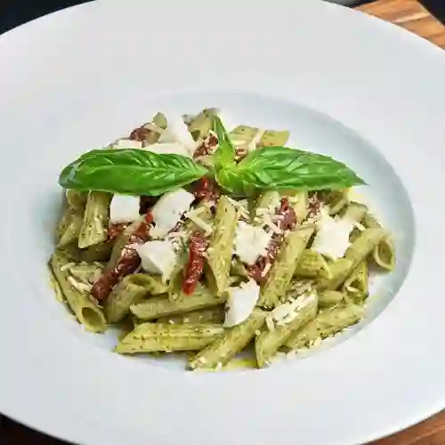 Pasta pesto, tomates seco y buf y bebida