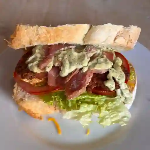 Sandwich pollo, tocino y cheddar